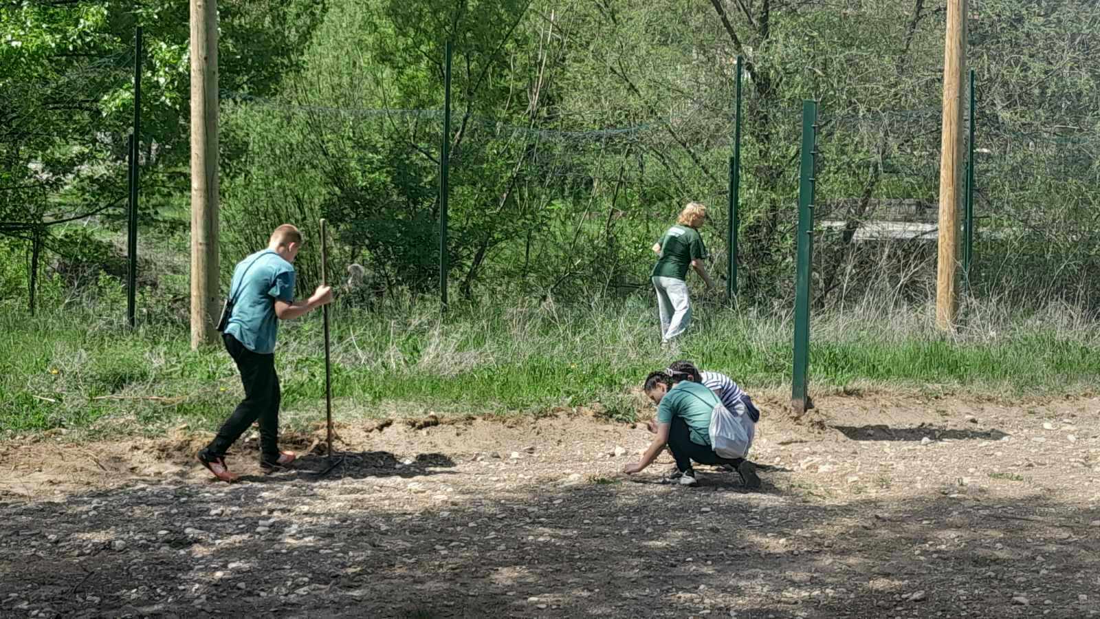 Млади уређивали терен за одбојку на пијеску и некрополу стећака