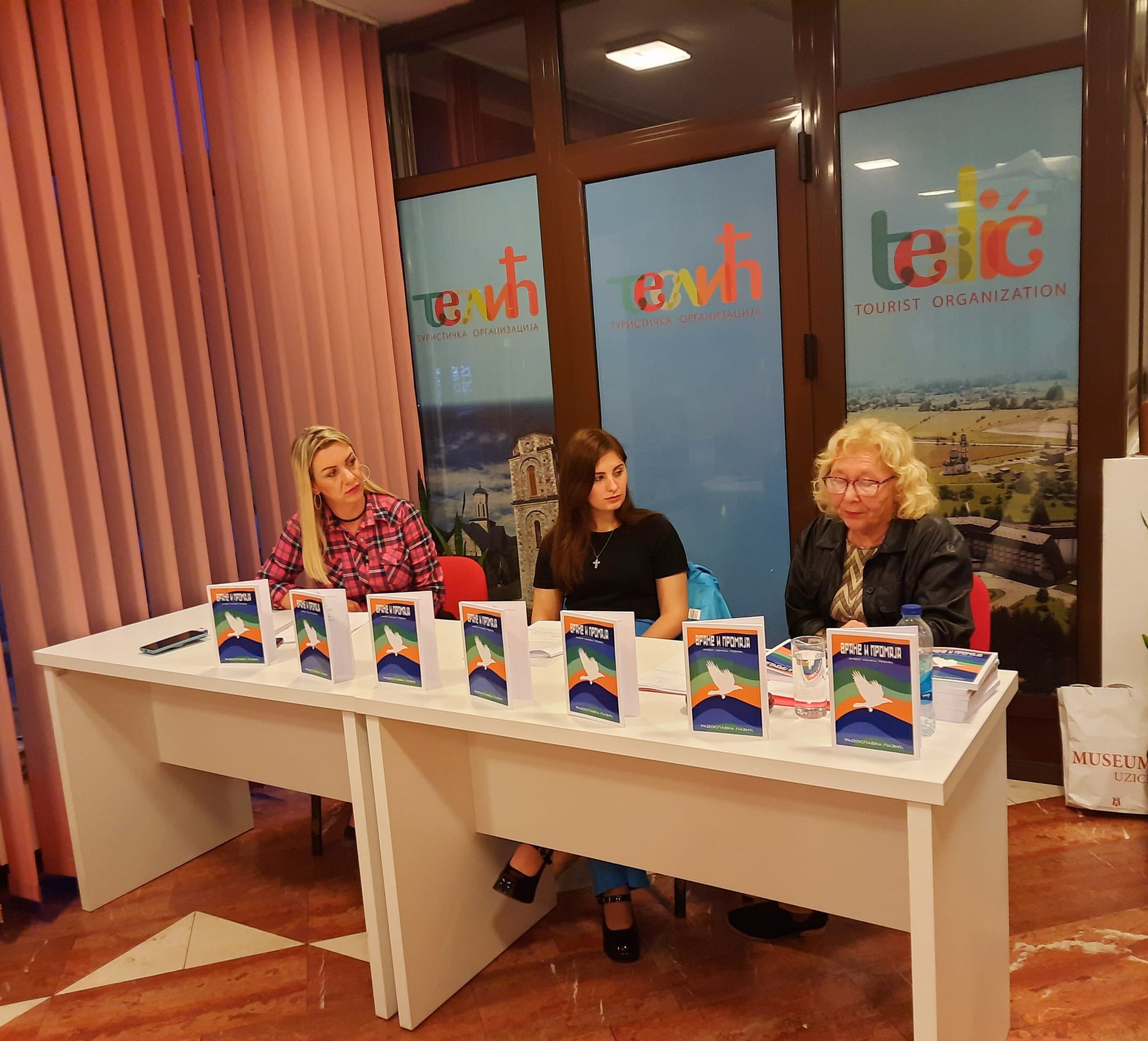 Симфонија сликарства,вајарства и поезије у Теслићу