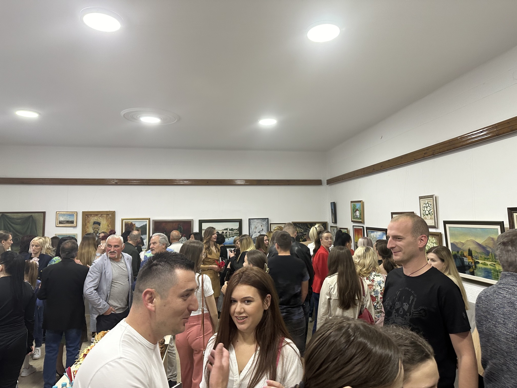 Отворена изложба „У оку жене“ у Фочи