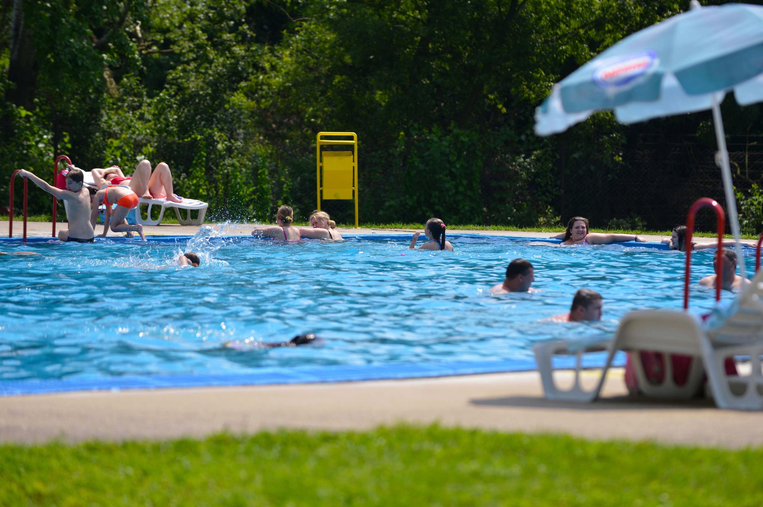 Почела сезона купања на базенима у Бањи Дворови (Видео)