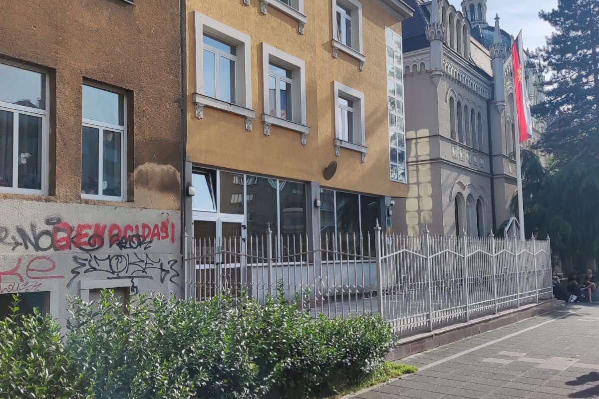 Вандалски чин поред зграде Амбасаде Србије у Сарајеву