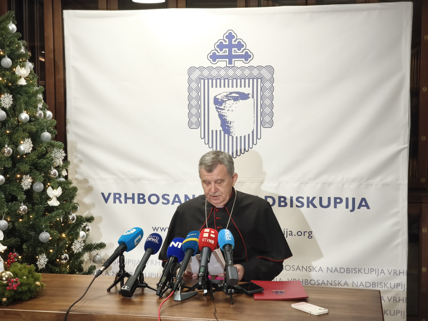 Божићна порука надбискупа Вукшића: Јубиларна година позива на обнову вјере и заштиту живота