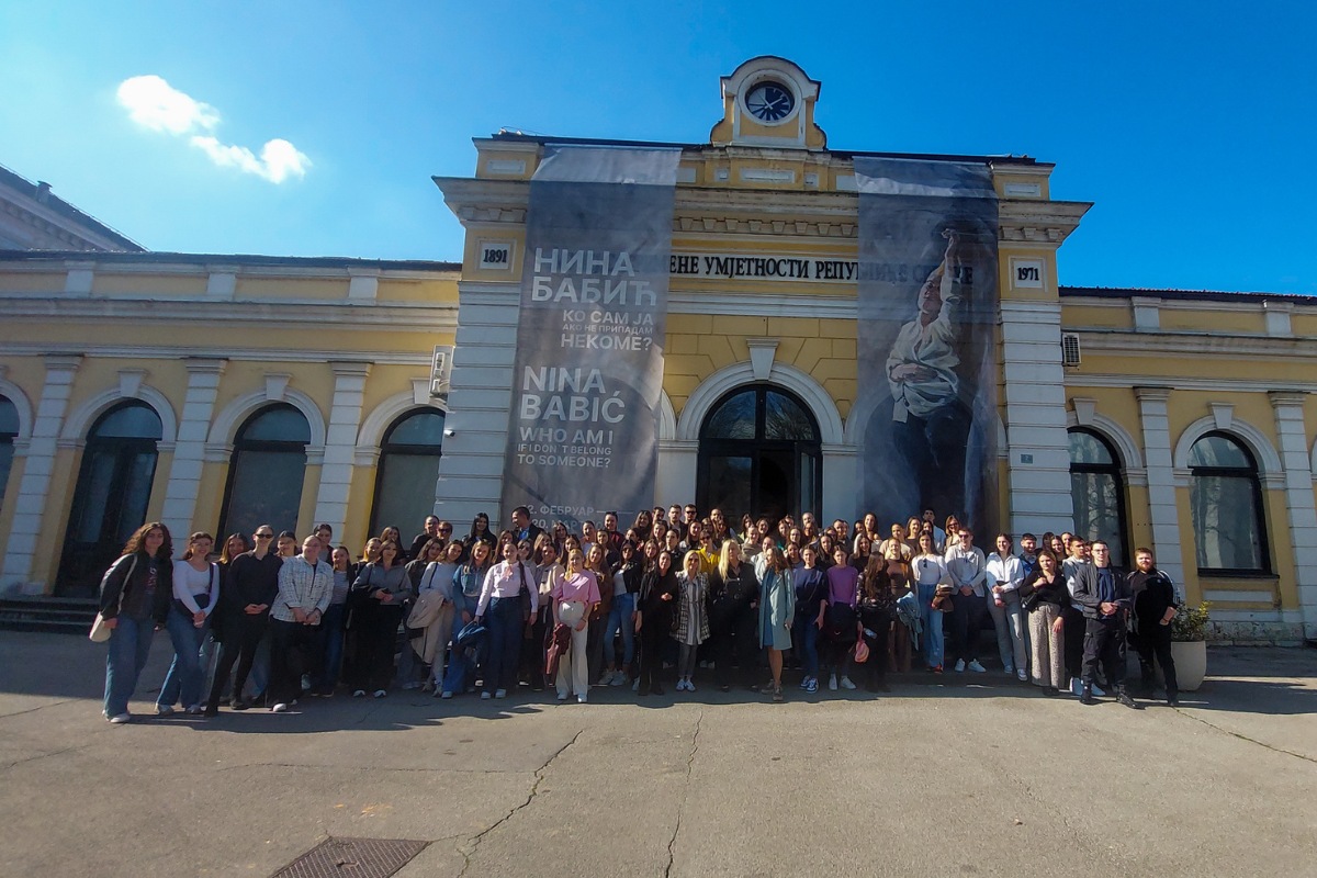 Студенти Филозофског факултета БЛ на изложби Нине Бабић у МСУРС